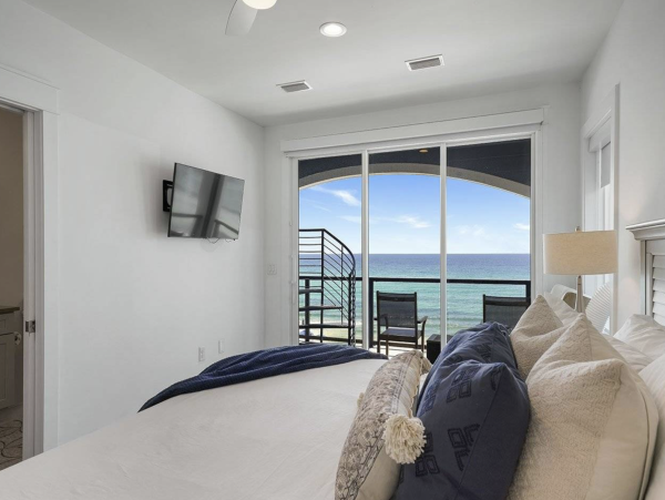 Beachfront Luxury Six Bedroom Vacation Rental in Destin with Rooftop Pool